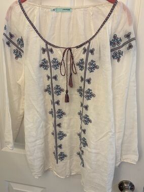 Super cute 100 % cotton top size large. Maurice’s brand